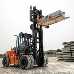 FORKLIFT 15 TONS N$ 3000